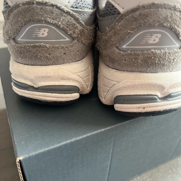 Kids Gray Size 9 New Balance 2002R with custom pink laces and beads - Picture 8 of 9